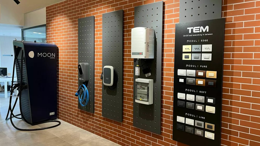 Elnet, gazela 2024, Električne polnilnice, ki jih montirajo v partnerstvu s Porsche Slovenija, in stikala v sodelovanju s TEM Čatež / Foto: Andrej &Scaron;olinc