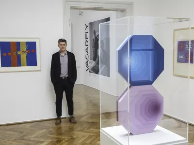 M&aacute;rton Orosz, direktor budimpe&scaron;kega muzeja Vasarely: &raquo;Umetnik je sku&scaron;al vzpostaviti univerzalni koncept in optično demokracijo, ki ni povezana s kulturnim ozadjem opazovalcev.&laquo; Foto: Jaka Gasar