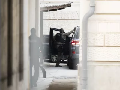 Policija Kriminal7.12.2024 Privedba treh osumljencev za mafijski umor Satka Zovka pred preiskovalnega sodnika. Okrožno sodi&scaron;če v Ljubljani. FOTO: Nik Erik Neubauer