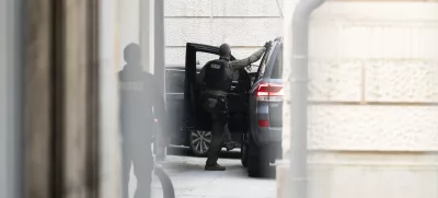 Policija Kriminal7.12.2024 Privedba treh osumljencev za mafijski umor Satka Zovka pred preiskovalnega sodnika. Okrožno sodišče v Ljubljani. FOTO: Nik Erik Neubauer