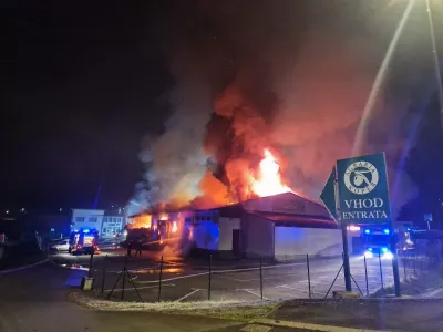 Zagorelo je ob &scaron;tirih zjutraj, gasilci pa so posamezna žari&scaron;ča gasili tudi čez dan. Foto: Obalno-kra&scaron;ka gasilska regija