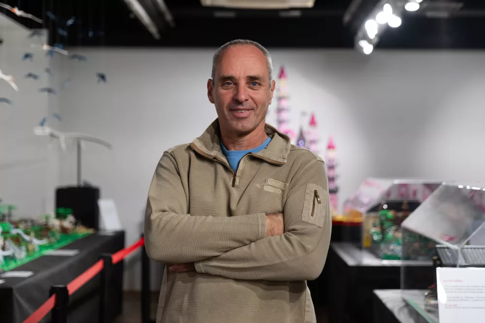 Vedran &Scaron;ubic je eden največjih lego mojstrov pri nas, kocke sestavlja že od otro&scaron;tva. Foto: Kolja Kragelj