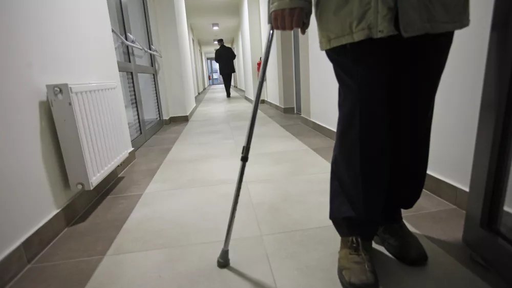 - Ilustrativna fotografija, upokojenci, starostniki- - oskrbovana stanovanja Murgle v lasti Javnega stanovanjskega sklada MOL, Mokr&scaron;ka ulica 16//FOTO: Luka Cjuha