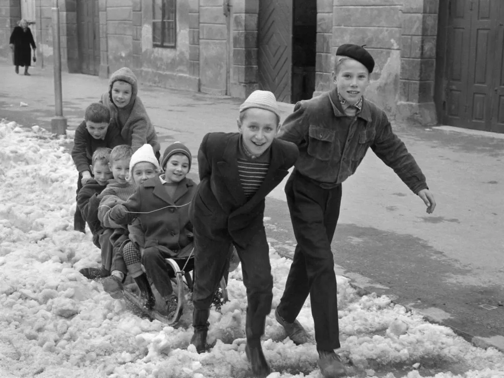Za &scaron;olarje se je začelo najbolj veselo obdobje &ndash; zimske počitnice. &Scaron;olske zvezke, knjige, peresnike in svinčnike so zamenjale smuči, sanke in drsalke. / Foto: Marjan Ciglič, hrani Muzej novej&scaron;e in sodobne zgodovine Slovenije