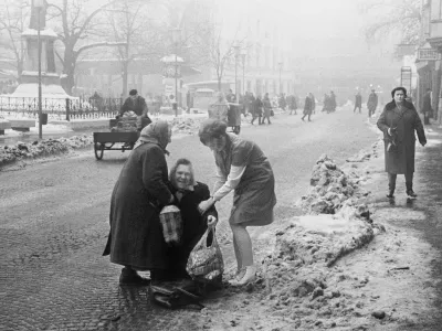 Na ledu je včasih komu tudi spodrsnilo. / Foto: Marjan Ciglič, hrani Muzej novej&scaron;e in sodobne zgodovine Slovenije