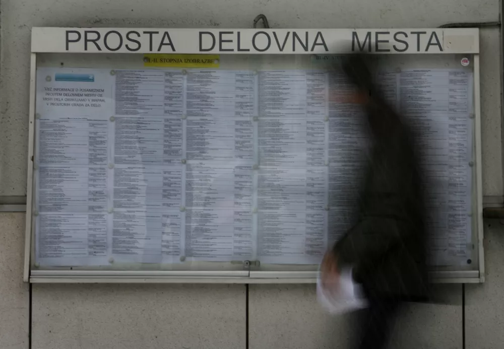 - Zavod RS za zaposlovanje, oglasna tabla - prosta delovna mesta, Parmova ulica 32 //FOTO: Matej Pov&scaron;e / Foto: Matej Pov&scaron;e