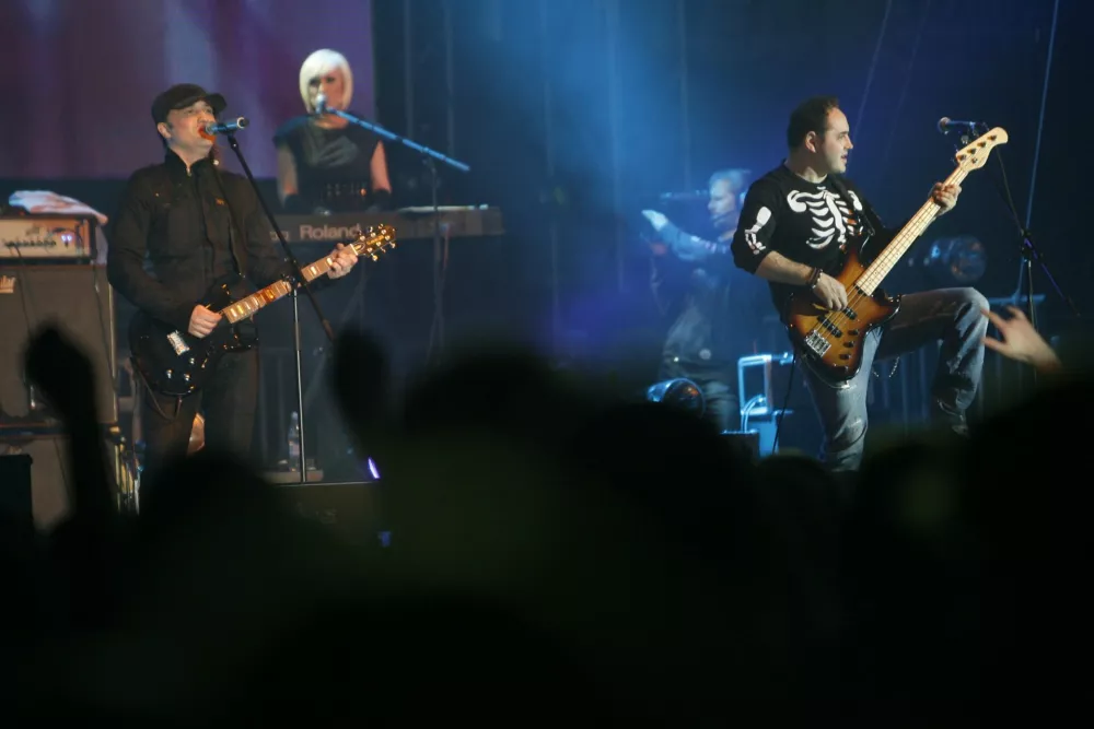 Skupina Plavi orkestar na koncertu v Hali Tivoli leta 2010. / Foto: Matej Pov&scaron;e