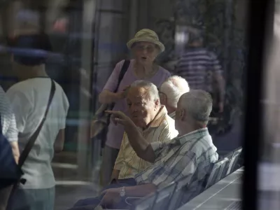 - Ilustrativna fotografija,starej&scaron;i občani, upokojenci, pokojnina, pokojninska reforma- ZPIZ (Zavod za pokojninsko in invalidsko zavarovanje Slovenije)//FOTO: Luka CjuhaOPOMBA: ZA OBJAVO V ČASOPISU DNEVNIK