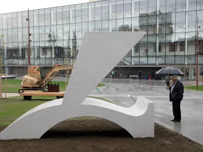 Milan Kučan- 24.10.2023 &ndash; Center ROG &ndash; Park izbrisanih - razgrnitev obeležja izbrisanim, ki je nastal na pobudo Civilne iniciative izbrisanih aktivistov in Amnesty International Slovenija ob podpori Centra Rog;//FOTO: Tomaž Skale