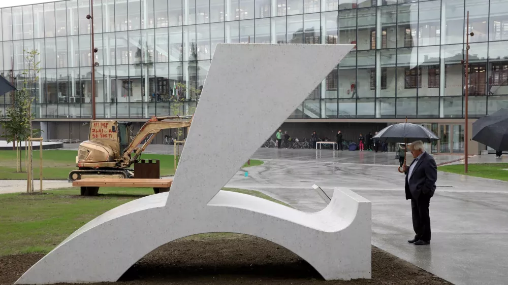 Milan Kučan- 24.10.2023 &ndash; Center ROG &ndash; Park izbrisanih - razgrnitev obeležja izbrisanim, ki je nastal na pobudo Civilne iniciative izbrisanih aktivistov in Amnesty International Slovenija ob podpori Centra Rog;//FOTO: Tomaž Skale