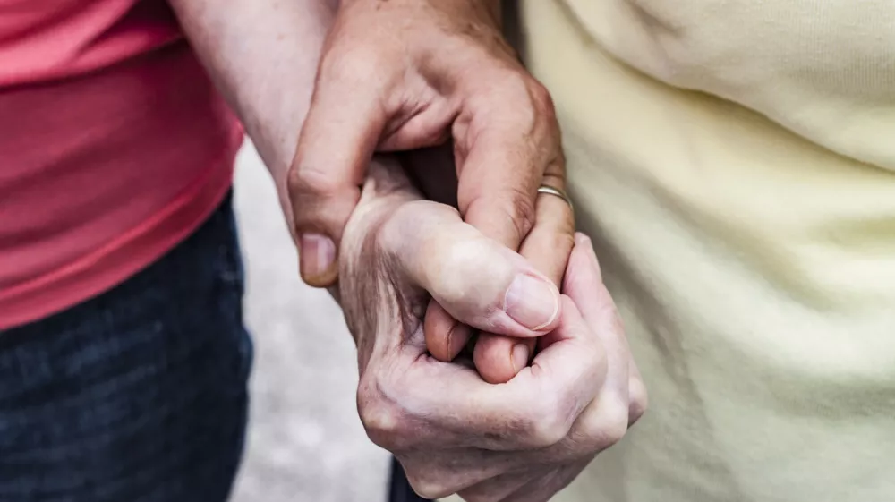 Starej&scaron;i si zaslužijo kakovostno oskrbo. / Foto: Istock
