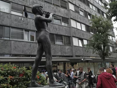 - kip Deček s pi&scaron;čalko - protest novinarjev DNS pred RTV, ki z razmerami in odločitvami vodstva na javni televiziji niso zadovoljni - - 03.09.2015 - Radiotelevizija Slovenija (RTV) - vodstvo je na novinarski konferenci predstavilo trenutne razmere na Televiziji Slovenija, potem ko je dru&scaron;tvo novinarjev (DNS) opozorilo na &scaron;tevilne domnevno sporne kadrovske in programske spremembe. ///FOTO: Luka Cjuha