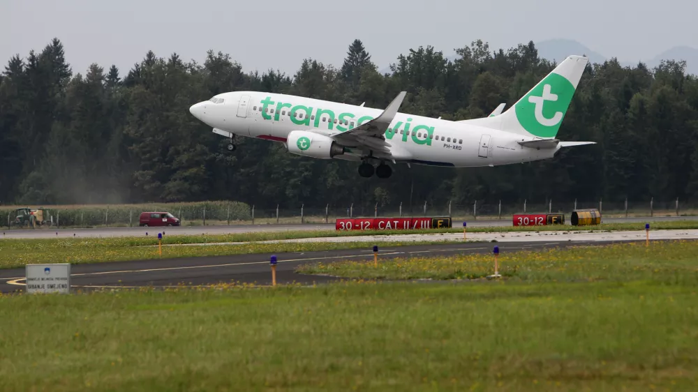 - potni&scaron;ko letalo - nizozemski nizkocenovni letalski prevoznik Transavia - 10.08.2017 - Fraport Slovenija - Letali&scaron;če Jožeta Pučnika Brnik - Aerodrom Ljubljana -//FOTO: Bojan Velikonja