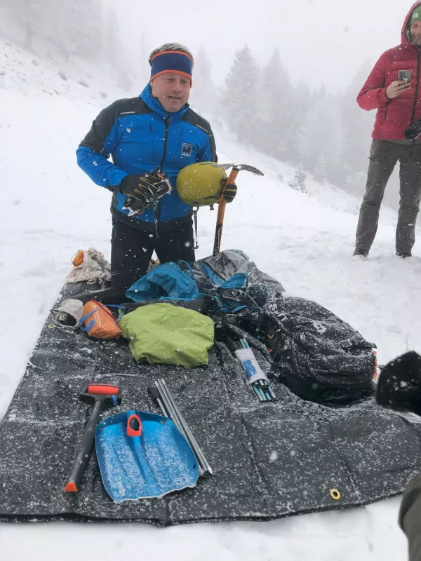 Marko Petek, alpinistični in&scaron;truktor z opremo, ki jo pozimi potrebujemo za obisk gora.&nbsp;Foto:&nbsp;Eva Branc