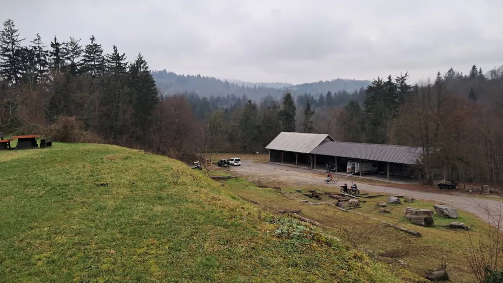 Stara žaga je družabno sredi&scaron;če krajevne skupnosti Verd. Zdaj so odkupili tudi okoli&scaron;ka zemlji&scaron;ča. Foto:&nbsp;Miha K. Turk