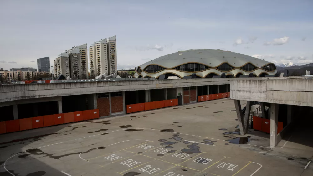 - parkiri&scaron;če TAXI - -- 07.03.2017 - &Scaron;portni park Stožice - nedokončan trgovski center - kompleks - stavba -    //FOTO: Luka Cjuha. 