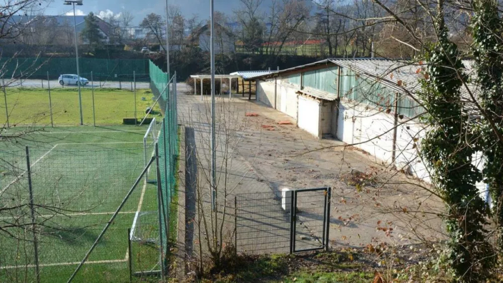 V minulih dneh so poru&scaron;ili v lanski poplavni ujmi po&scaron;kodovane objekte nogometnega kluba. Foto: Občina Medvode