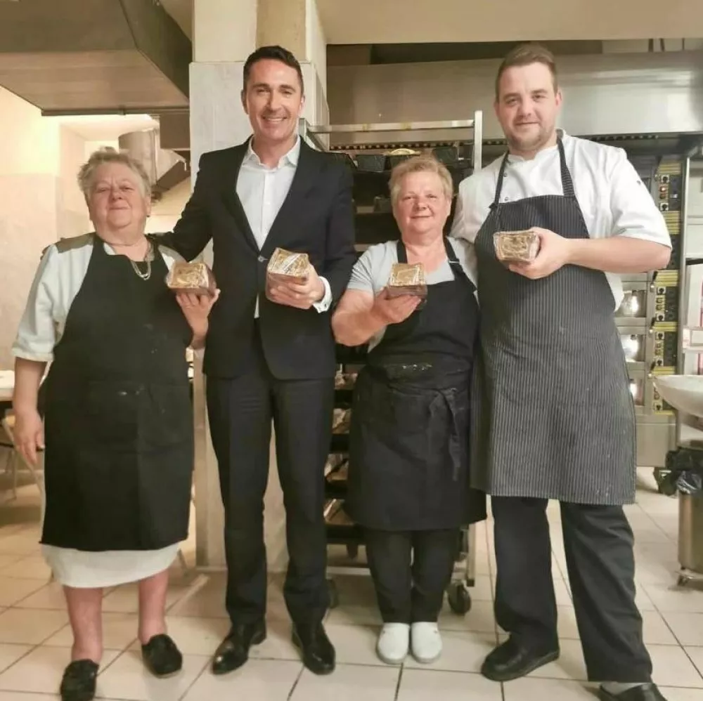 tokrat vodi na&scaron;a sla&scaron;čičarska mojstrica ga. Slobodanka, tj. gospa skrajno levo na sliki &ndash; ki se za to priložnost v hotel, kjer je ustvarjala celo svojo sla&scaron;čičarsko kariero, vrača iz penzije. 