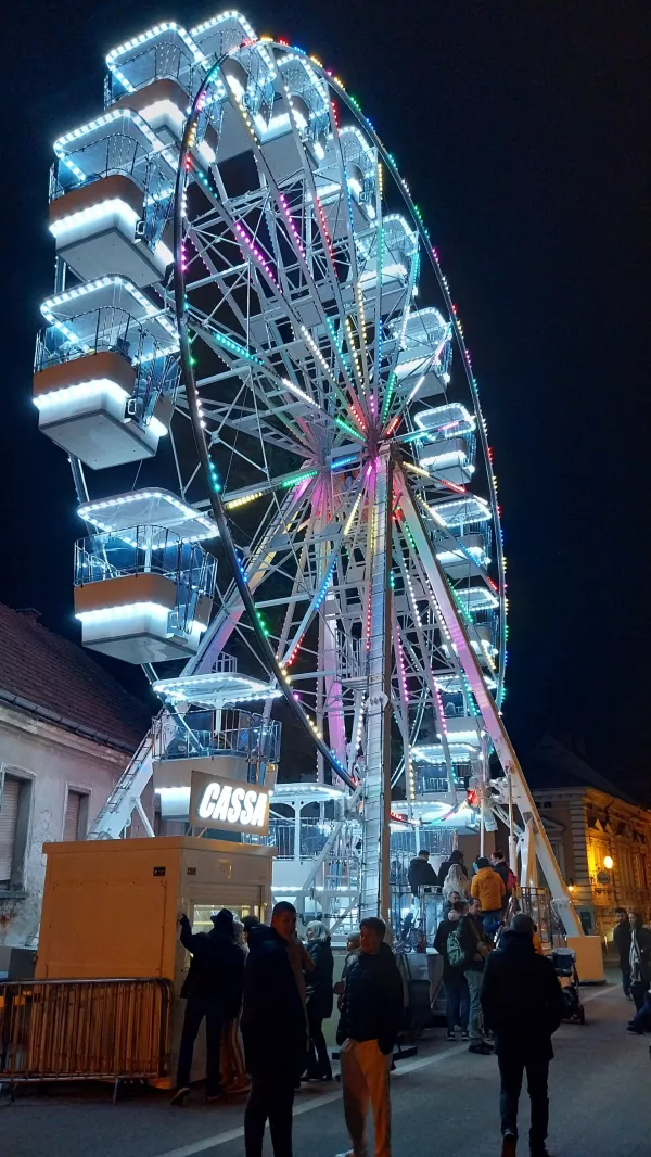 Nepogre&scaron;ljiva atrakcija je tudi 23-metrsko panoramsko kolo, iz gondol pa se razprostira čudovit pogled na praznično okra&scaron;eno mesto. 