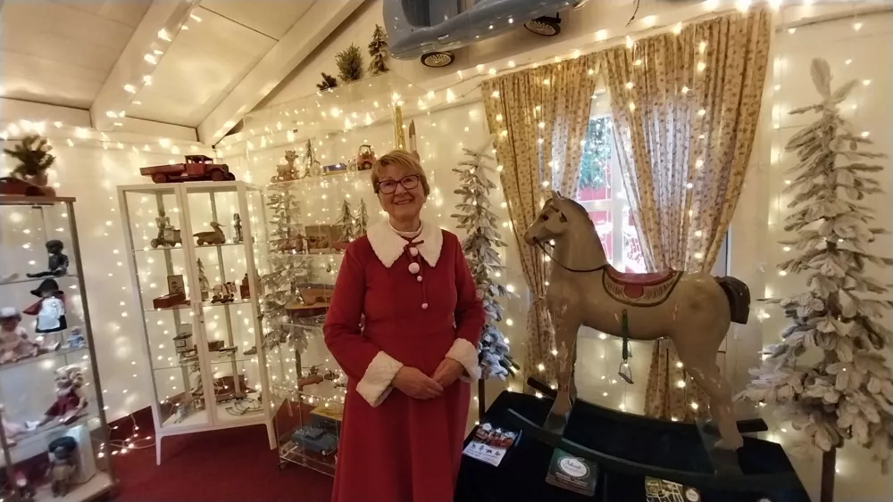 Domovanje gospe Božiček gosti razstavo starih igrač, imenovano Adventni časovni stroj otro&scaron;kih iger, ki obiskovalce na zanimiv način popelje skozi zgodovino igrač.