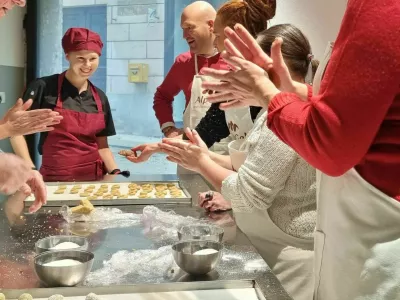 julija Patricija Prevec, ki ima z možem Cenetom Prevcem v Homanovi hi&scaron;i svojo sla&scaron;čičarno, v decembrskem času vodita tudi delavnice peke pi&scaron;kotov za najmlaj&scaron;e. F STO