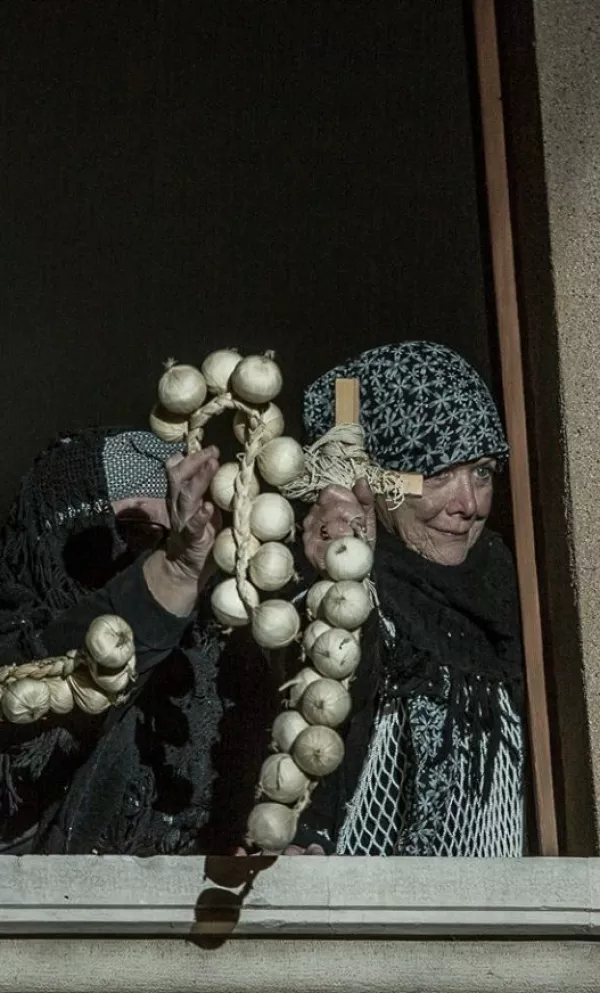 &raquo;Varvuole&laquo; so morske čarovnice, ki v Gradež vedno prispejo vsakega 5. januarja ob sončnem zahodu. Pojavljajo se skozi morsko meglo na krovu &raquo;batele&laquo;, tipičnih čolnov za laguno. Njihov prihod je zelo osupljiv: v mrežastih pla&scaron;čih, žičnatih laseh, lesenih nogah, dolgih ostrih zobeh in ognjenih očeh, sredi krikov, ki jim grozi krv in vrtinčastih plesov, čarovnice prispejo na kopno, da ugrabijo poredne otroke in plenijo hi&scaron;e. Edini protistrup za boj proti njim je drgnjenje kovinskih vrat in okenskih okvirjev hi&scaron;e s česnom in, če je treba, po&scaron;kropljenje s sveto vodo v kotih doma. Zgodba o Varvuolah je globoko zakoreninjena legenda, ki nazaj v čas vpadov Uskokov, divjih dalmatinskih gusarjev, ki so pred Turki preplavljali jadranske obale. Nosile so železne &scaron;čitnike za usta, lesene bootlegs in oblečene v &scaron;iroka krila kot Turki, oblačila, ki so vplivala na domi&scaron;ljijo ljudi, dokler se niso spremenile v morske čarovnice po imenu Varvuole.Ne samo, da nas spominjajo na gusarske vpade, Varvuole simbolizirajo tudi na&scaron; večni strah pred morjem, ki je vedno predstavljalo neznano.