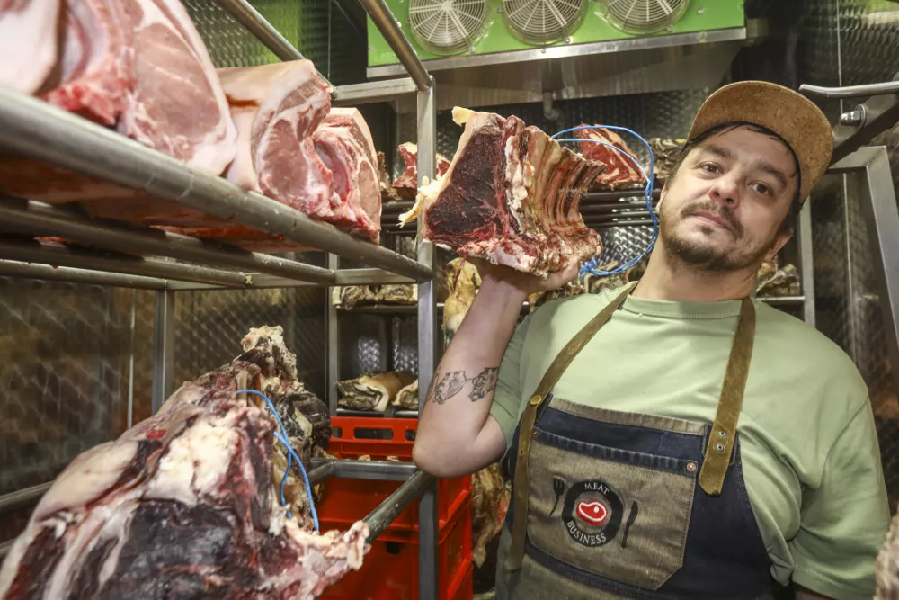 Meat Business - Marko Butalič15.12.2024 - reportaža tatarski biftek - božična reportažaFOTO: LUKA CJUHA