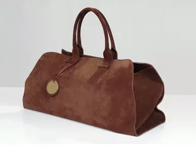 The Ultimate Gift Bag vključuje več kot 25 vrhunskih izdelkov in storitev, osrednji kos pa je ročno izdelana torba iz finega semi&scaron;a podjetja Atlas Bespoke