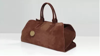 The Ultimate Gift Bag vključuje več kot 25 vrhunskih izdelkov in storitev, osrednji kos pa je ročno izdelana torba iz finega semi&scaron;a podjetja Atlas Bespoke