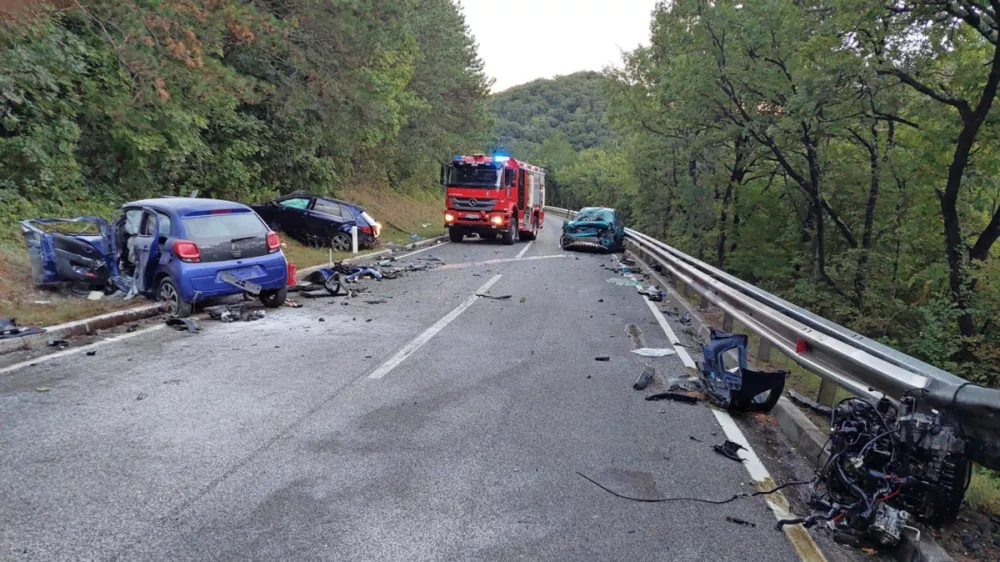 Komaj 19-letni voznik začetnik je na cesti med Rižano in Kubedom zakrivil pravo razdejanje, v katerem sta umrla dva italijanska državljana. Foto: GB Koper&nbsp;