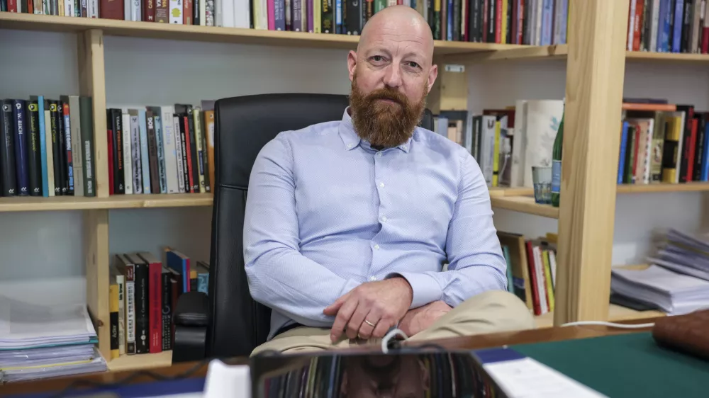 - 22.05.2023 &ndash; dr. Uro&scaron; Perko, specializant ge&scaron;talt psihoterapije v Zavodu Mitikas, kjer nudi pomoč ljudem v stiski po Socialno-andrago&scaron;ki metodi in individualno terapijo po ge&scaron;talt terapiji, OPOMBA: DNEVNIKOV OBJEKTIV &ndash; INTERVJU 2023