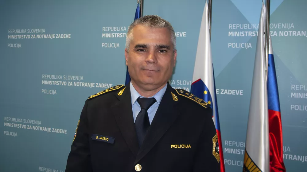 sličica za pasico - PSASenad Ju&scaron;ić, generalni direktor policije