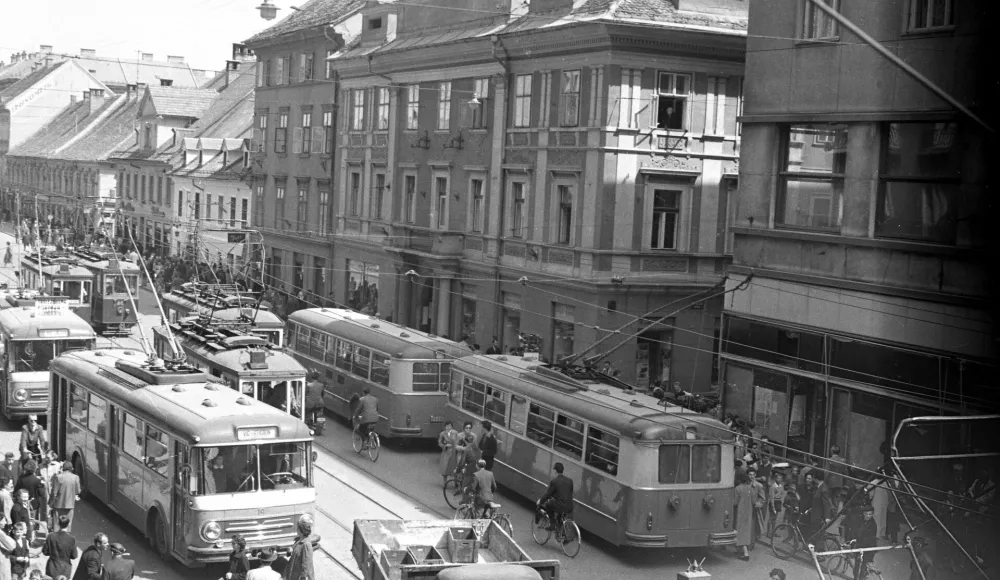 Promet v Ljubljani ob prihodu cirkusa: avtobusi, tramvaji, trolejbus. / Foto: Milo&scaron; &Scaron;vabič, Hrani Muzej Novej&scaron;e In Sodobne Zgodovine