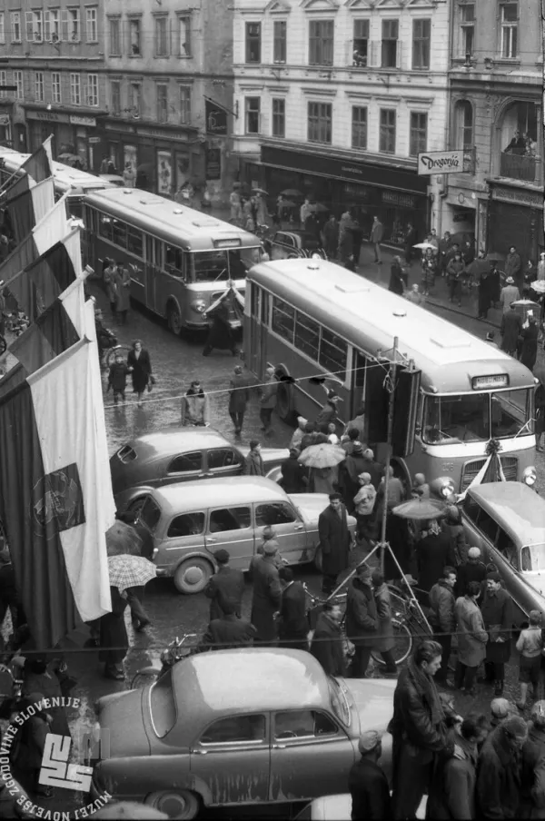 Nova avtobusa OM Super-Orione &raquo;čakata&laquo; na prve vožnje proti Mostam ob slovesu od tramvaja pred Magistratom. / Foto: Marjan Ciglič, Hrani Muzej Novej&scaron;e In Sodobne Zgodovine
