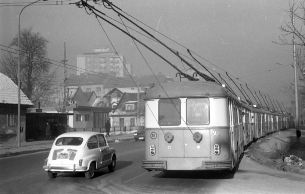 Ob redukcijah električnega toka so trolejbusi obstali. / Foto: Marjan Ciglič, Hrani Muzej Novej&scaron;e In Sodobne Zgodovine