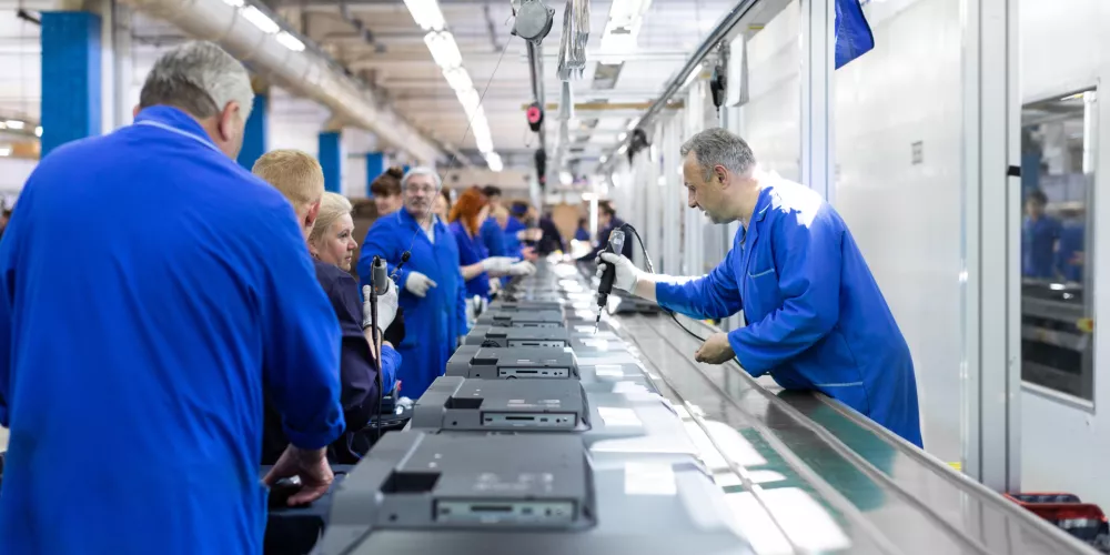 Četudi v Evropi (predvsem v Vzhodni Evropi) &scaron;e najdemo tak&scaron;ne tovarne, so mnoge komponente uvožene. / Foto: Istock