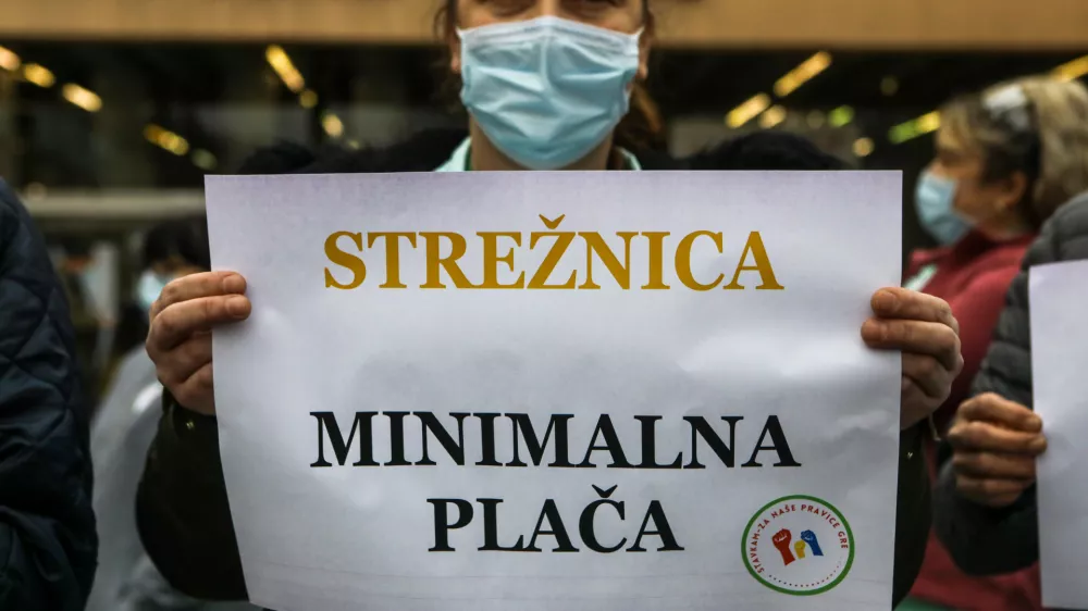 Strežnici, ki je že napredovala za maksimalnih deset razredov in kljub temu prejema minimalno plačo, se bo januarska osnovna plača povi&scaron;ala za 417 evrov bruto ali za 31 odstotkov.