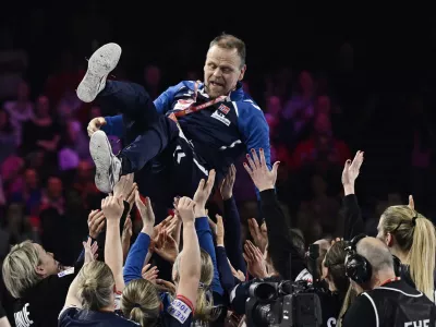 Odhajajoči norve&scaron;ki selektor, Islandec Thorir Hergeirsson, se je po finalni zmagi proti Danski na Dunaju zna&scaron;el na rokah navdu&scaron;enih igralk. Foto: Reuters