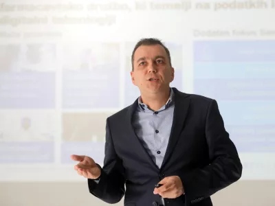 predsednik uprave LEK in predsednik Novartisa v Sloveniji Robert Ljoljo- vodilni Sandozov razvojni center v Sloveniji - razvoj inovativnih in biolo&scaron;kih zdravil - laboratorij &ndash; farmacija - - 05.02.2020 - Podjetje LEK, farmacevtska družba d.d., uprava &ndash; vodstvo, Novartis - Sandoz, Verov&scaron;kova ulica 57, Ljubljana //FOTO: Jaka Gasar