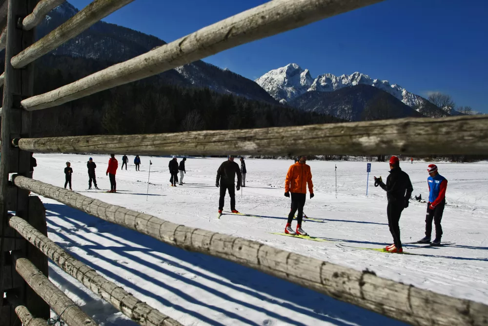 V Ratečah je 10-kilometrska teka&scaron;ka proga, ki pelje v Italijo, pripravljena za drsalno tehniko. Tako kot lani (na fotografiji) bodo tam v prihodnje uredili tudi poligon za začetnike. Foto: Jaka Gasar