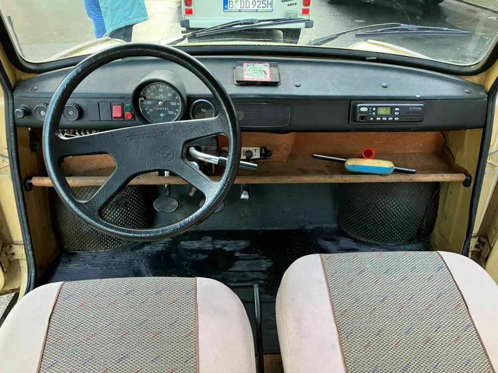 Volanski obroč je bil ogromen, ročica menjalnika nekaj posebnega, na zadnji klopi pa je bilo prostora za dva odrasla potnika. Ko so trabanta predstavili leta 1963, je veljal za moderen avto.&nbsp;Foto:&nbsp;Matej &Scaron;takul