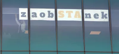 - zaposleni na stavbi STA odstranili napis - zaobSTAnek -- 27.01.2023 - Slovenska tiskovna agencija (STA) - odstranitev napisa zaobSTAnek, enega od dveh gesel boja za stabilno financiranje STA, z oken prostorov STA, ki so ga zaposleni umaknili po podpisu pogodbe o financiranju javne službe za letos, Tivolska cesta 48 v Ljubljani//FOTO: Tomaž Skale