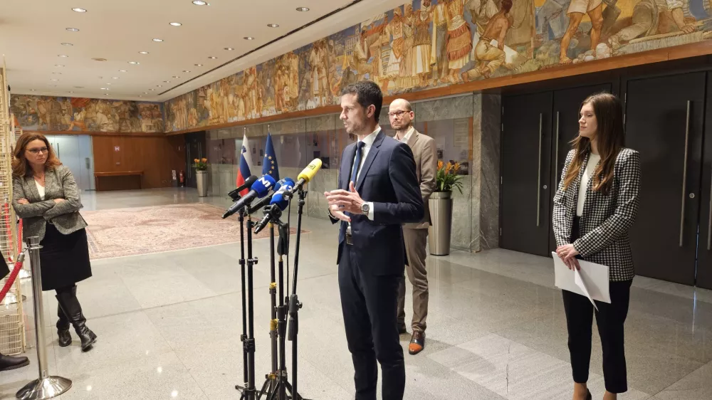 Da so na referendumu izraženo voljo volilcev vzeli resno, so v imenu koalicije sporočili (z desne) poslanka Svobode Lucija Tacer, poslanec SD Jani Prednik in poslanec Levice Matej Ta&scaron;ner Vatovec, ki jih je spremljala državna sekretarka v kabinetu predsednika vlade Ma&scaron;a Kociper (levo). F Veronika Rupnik Ženko