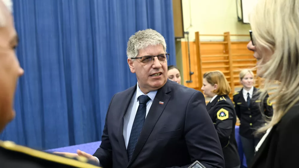 Vodstvo notranjega ministrstva je umaknilo oznako tajnosti s poročila, ki upravičuje zamenjavo policistov, ki so varovali tožilko. Foto: Nik Erik Neubauer&nbsp;