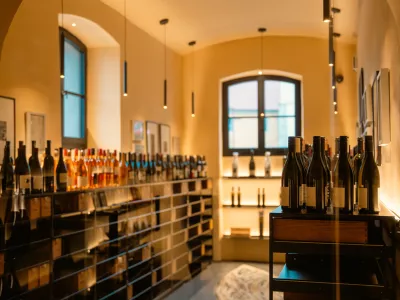 V Hi&scaron;i najstarej&scaron;e trte se predstavlja več kot 50 &scaron;tajerskih vinarjev s skupno več kot 200 vinskimi etiketami. Foto: maribor.si