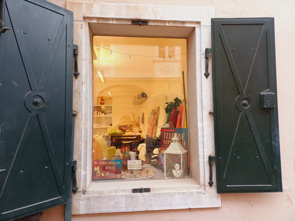 V starem mestnem jedru že deseto leto poteka projekt Izložbe domi&scaron;ljije, ki povezuje delo umetnikov in rokodelcev. Foto: Tina Jereb