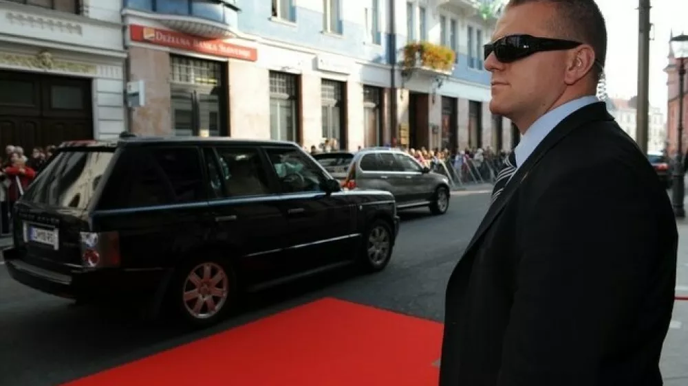 Iz poročila o ugotovitvah izrednega nadzora v policijskem centru za varovanje in za&scaron;čito je razvidno, da je varovanje tožilke potekalo zelo domačijsko. Fotografija je simbolična. Foto: Policija