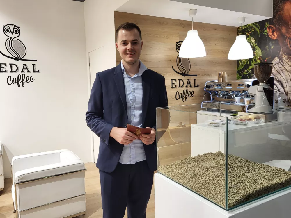 Edis Zlatić, direktor in lastnik podjetja Edal iz Dekanov, ki je bilo na sejmu edini slovenski trgovec s kavo. / Foto: Katja Gle&scaron;čič