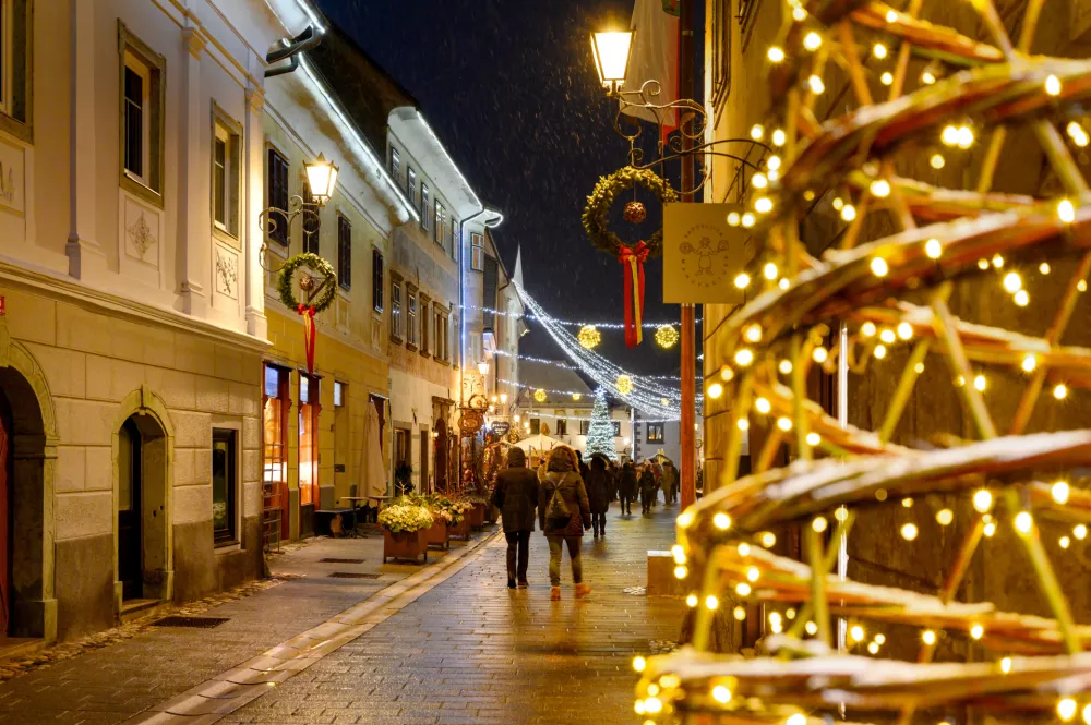 Staro mestno jedro Radovljice je razsvetlilo zvezdnato nebo lučk, trg pa bo krasilo okrasje iz naravnih materialov. Poleg ročno pletenih dekoracij in drugih prazničnih detajlov bodo sprehod po trgu popestrila umetni&scaron;ko poslikana okna starih hi&scaron;. Leto&scaron;nja novost in atrakcija so edinstvene jaslice v naravni velikosti, delo domačega umetnika Nikolaja Ma&scaron;ukova. Postavljene bodo na trgu pred cerkvijo. Foto: Katja Jemec
