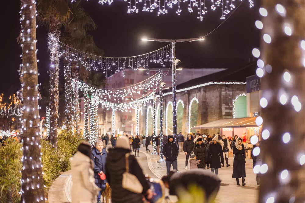 V Koper vabi Fantazima &ndash; prireditev z lučkami, drsali&scaron;čem in bogatim spremljevalnim programom. Zimska vasica na Carpacciovem trgu je letos &scaron;e bolj žareča z novimi svetlobnimi postavitvami in praznično dekoracijo. Foto: Jakob Bužan